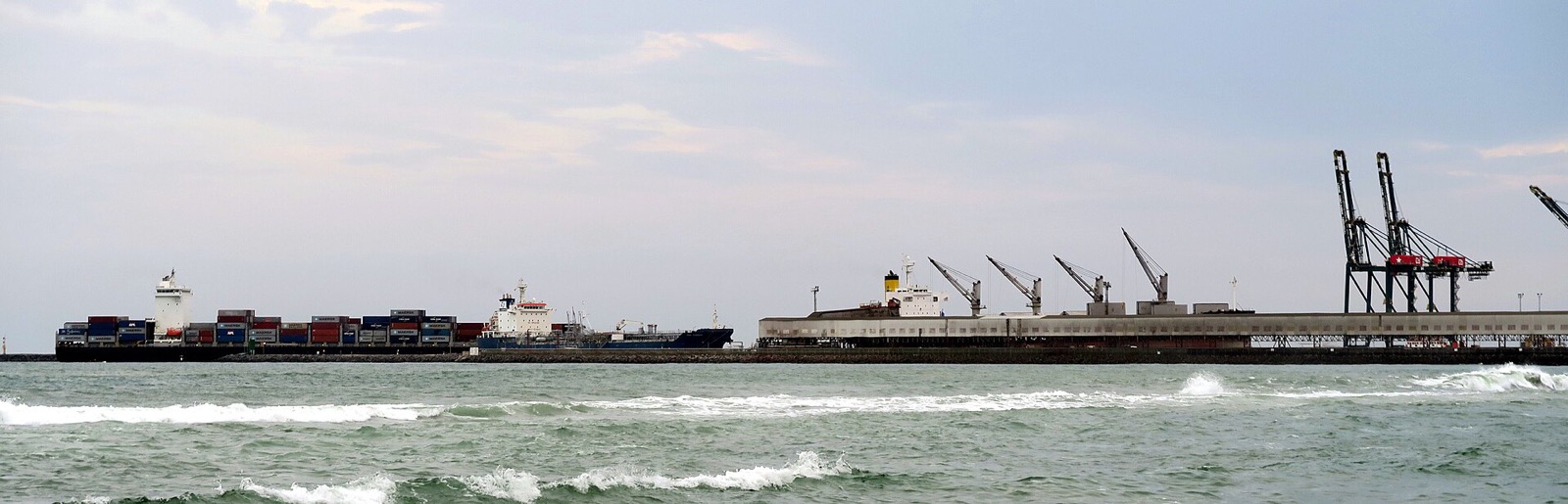 Container ships at the port of Lomé, Togo, the coastal outlet used for the shipment. Photograph by Brendertogo, CC BY-SA 4.0.